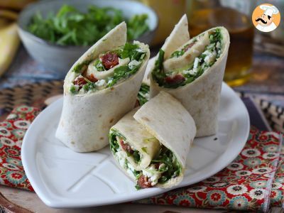 Receita Wrap mediterrâneo recheado com homus, rúcula, pimentão e feta