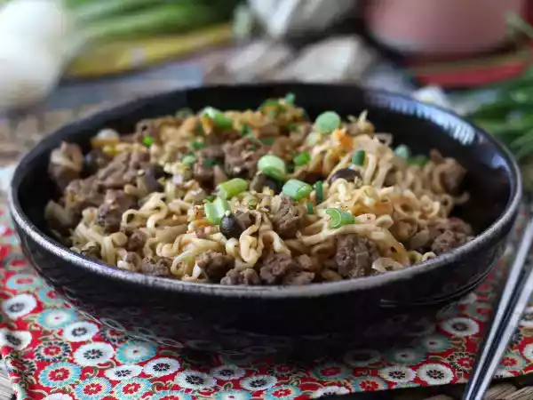 Receita Como cozinhar macarrão instantâneo? receita rápida com carne e cogumelos!