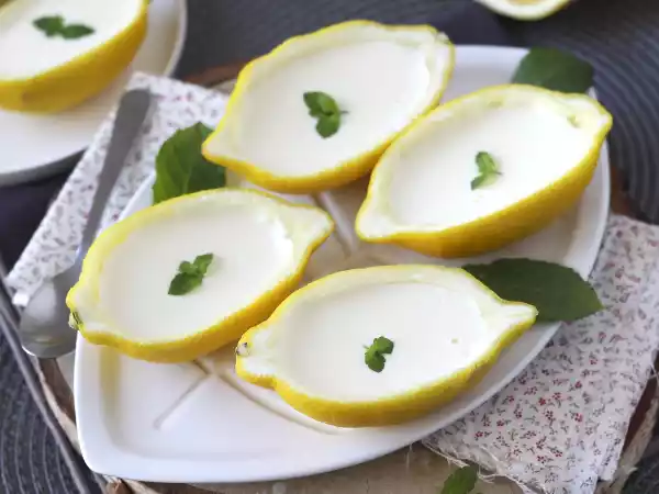 Receita Lemon posset, o delicioso creme britânico feito com limão, natas (creme de leite) e açúcar