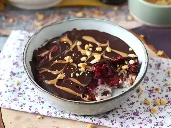 Receita Overnight oat de frutas vermelhas e chocolate, a explosão de sabor para começar o seu dia!