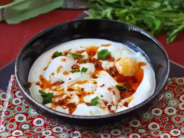 Receita Ovos turcos (çılbır) com iogurte grego e molho picante