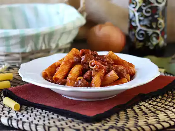 Receita Macarrão ao molho de salsicha fresca (linguiça): um prato simples com sabor intenso