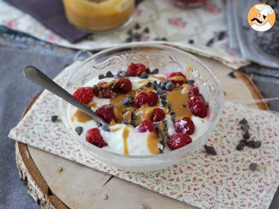 Receita Tigela de skyr com frutas vermelhas, manteiga de amendoim e chocolate