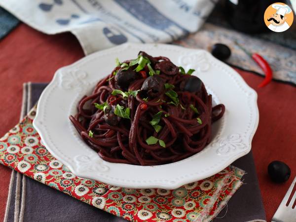 Receita Spaghetti al fuoco di bacco: massa com vinho tinto que traz intensidade e paixão à mesa!