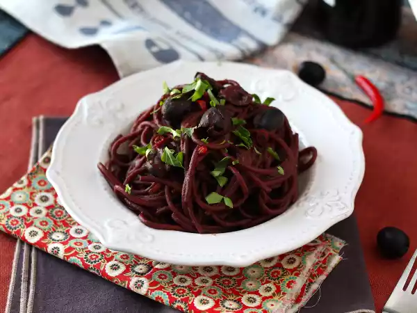 Receita Spaghetti al fuoco di bacco: massa com vinho tinto que traz intensidade e paixão à mesa!