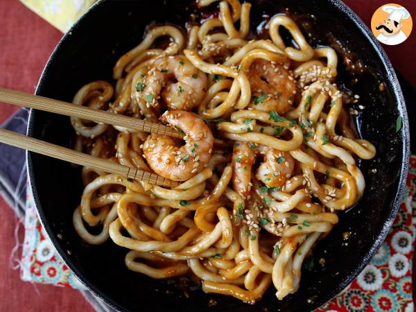 Receita Macarrão udon com camarão ao molho de amendoim picante