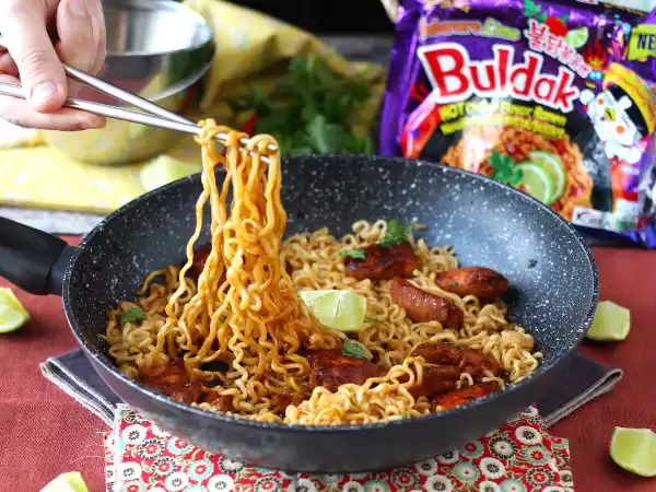 Receita Como preparar o macarrão buldak habanero lime com frango marinado!