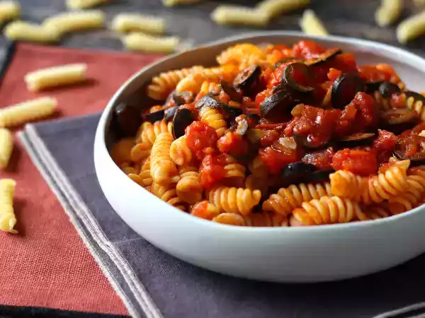 Receita Macarrão ao molho de azeitona: econômico, saboroso e fácil de preparar!