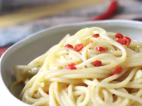 Receita Espaguete alho e óleo (spaghetti aglio e olio): o clássico italiano pronto em minutos