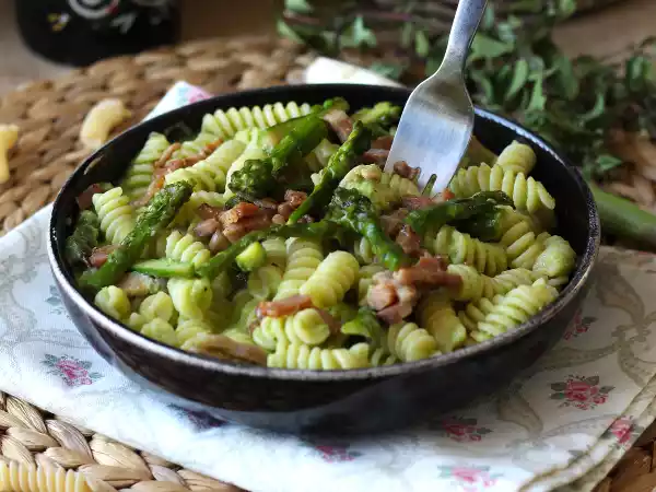 Receita Macarrão cremoso com aspargos e bacon: receita fácil e saborosa