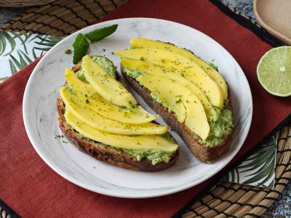 Receita Torrada de abacate com manga e limão: uma receita fresca, rápida e saborosa