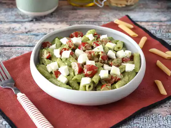 Receita Salada de macarrão com pesto de rúcula, tomate cereja e mussarela