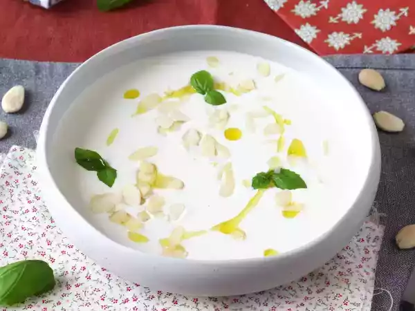 Receita Sopa fria de amêndoas (ajoblanco): leve, cremosa e surpreendente