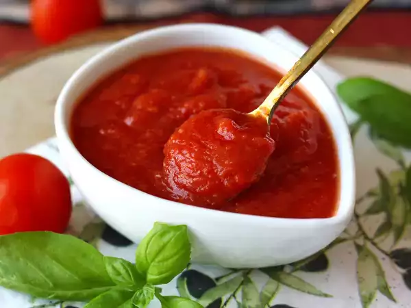 Receita Um molho de tomate cru com sabor intenso, ideal para cobrir uma pizza ou uma pinsa