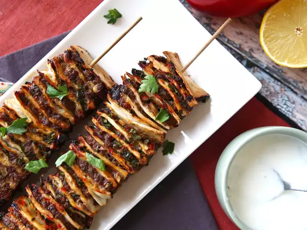 Receita Espetinhos kebab de tortilha com carne moída: um mil-folhas salgado e cheio de sabor