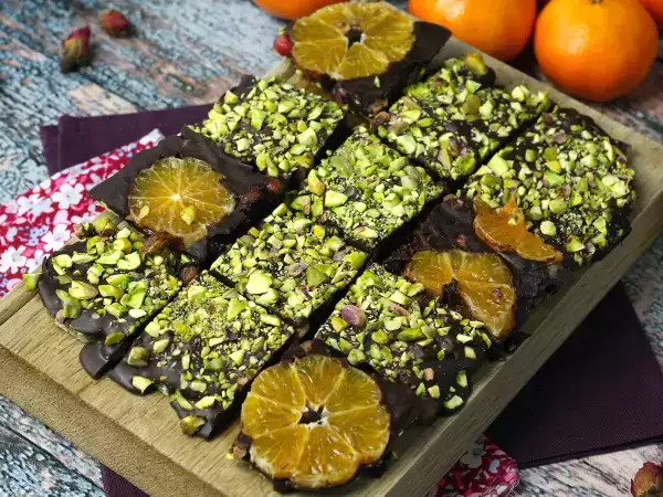 Receita Barra de chocolate com pistache e tangerina: o doce que encanta à primeira mordida