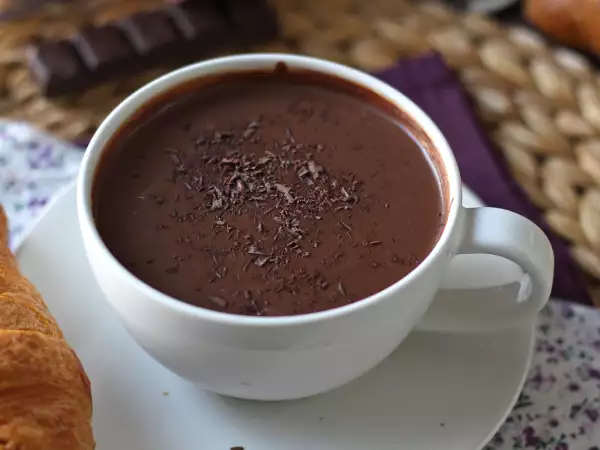 Receita O melhor chocolate quente caseiro: denso, brilhante e cheio de sabor