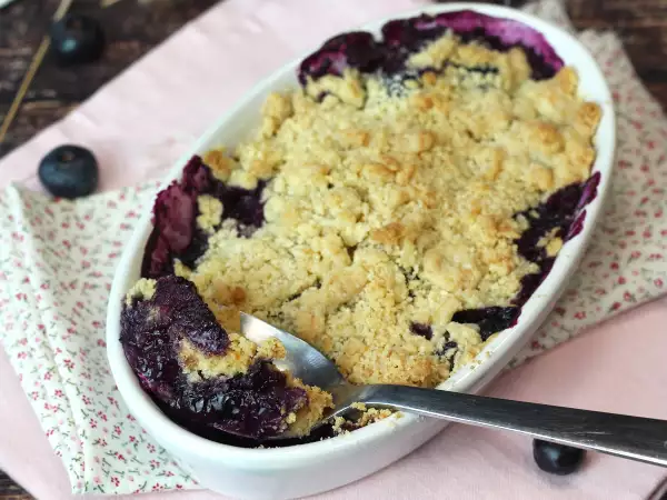 Receita Crumble de mirtilos irresistível: crocante de amêndoas por cima e recheio intensamente suculento