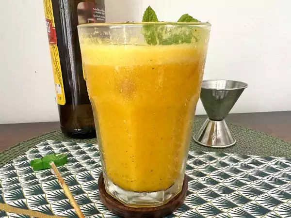 Receita Caipirinha de maracujá batida: a versão mais cremosa e refrescante do clássico brasileiro