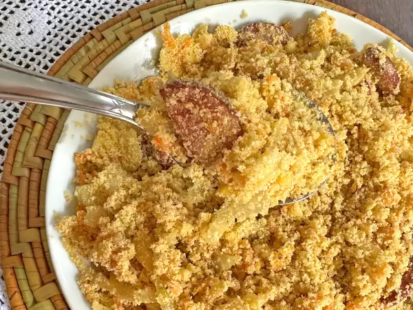 Receita Farofa dourada de calabresa com ovo e cenoura