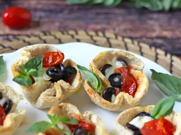 Receita Cestinhas rústicas de pão recheadas com queijo, tomate e azeitona