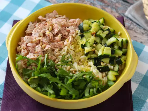 Receita Salada de macarrão orzo com salmão e curgete (abobrinha)