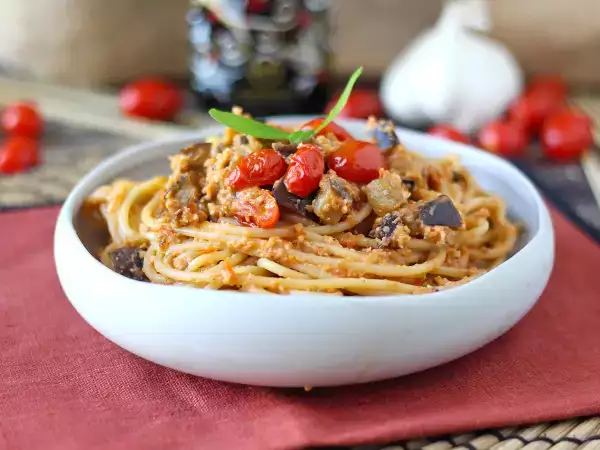 Receita Macarrão com creme de beringela e tomate-cereja: receita simples e saborosa