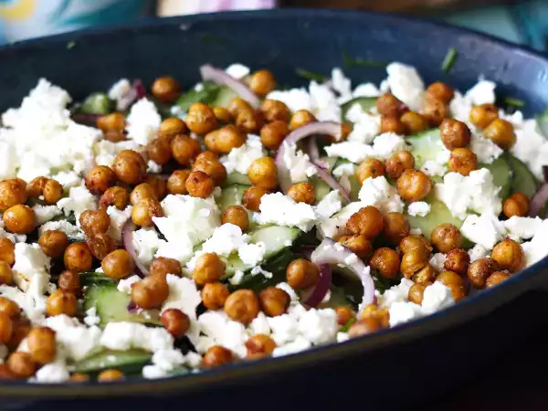 Receita Salada de pepino, grão de bico, abacate e queijo feta