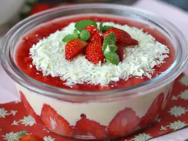 Receita Pavê de morango, a sobremesa gelada e cremosa feita de morangos e leite condensado