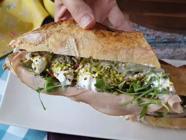 Receita Sanduíche italiano gourmet com mortadela e burrata cremosa