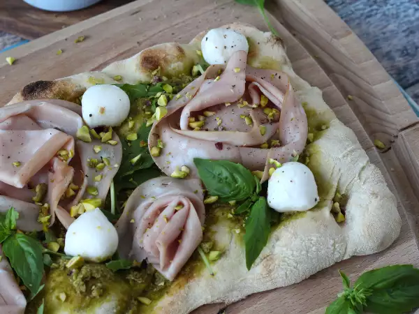 Receita Pinsa com pesto e mortadela, pronta em 10 minutos!