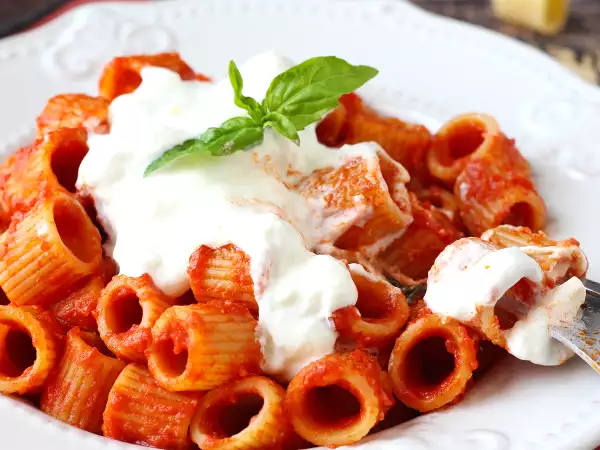 Receita Macarrão com stracciatella e tomate cremoso: o primeiro prato pronto em 10 minutos