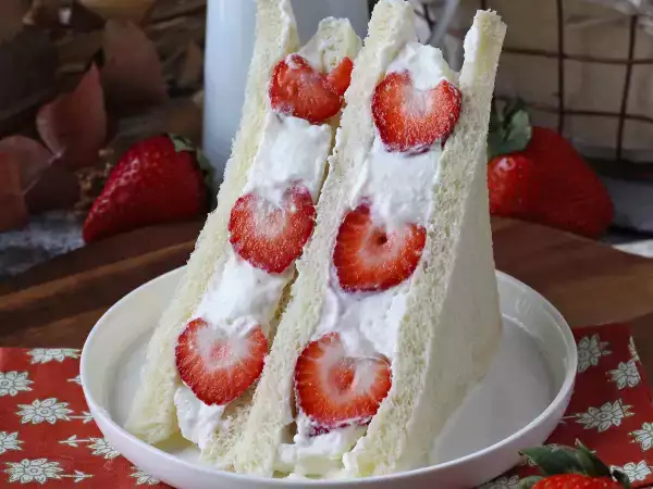 Receita Ichigo sando, o sanduíche de morango japonês!