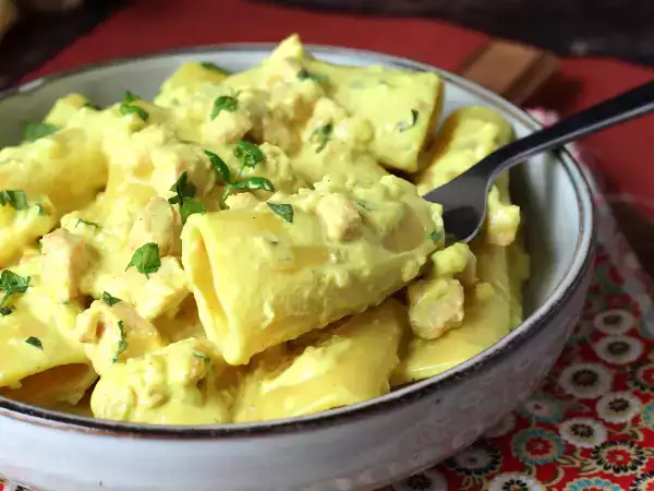 Receita Macarrão cremoso com salmão, hortelã e açafrão