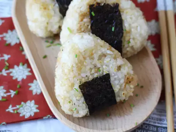 Receita Onigiri grelhados recheados com queijo derretido: vocês vão devorá-los!