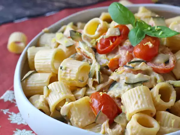 Receita Macarrão cremoso com abobrinha, tomates cereja, cream cheese e limão