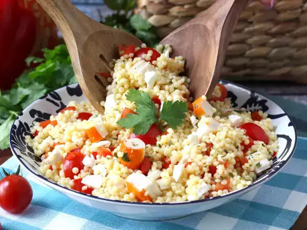 Receita Salada de cuscuz pérola com delícias do mar (surimi): fresca, colorida e deliciosa
