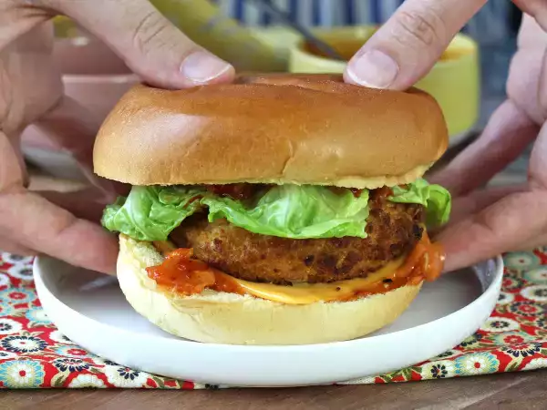 Receita Hambúrguer de frango empanado ao estilo coreano: crocante, apimentado e supergostoso