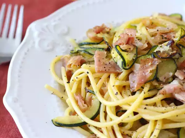 Receita Esparguete com curgete e speck crocante: receita rápida e saborosa