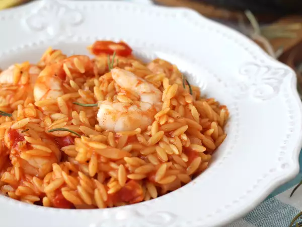 Receita Macarrão orzo com tomate e camarões, preparado como um risoto