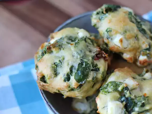Receita Bolinhos salgados com queijo feta, tomates secos e espinafre