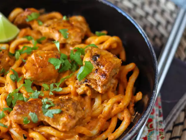 Receita Macarrão udon com frango e molho de caril (curry) tailandês cremoso