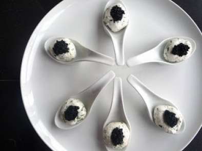 Receita Mousse de requeijão e ervas com caviar