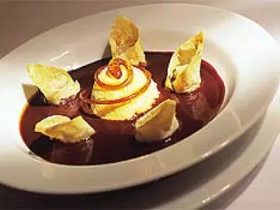 Tortellini de pêra sobre sopa morna de chocolate