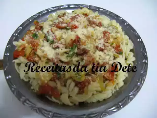Receita Macarrão com bacon e manjericão