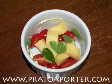 Receita Cocotte de tomate, gruyère e manjericão