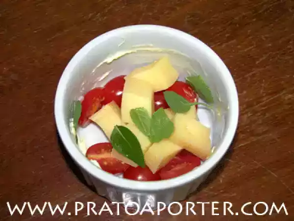 Receita Cocotte de tomate, gruyère e manjericão