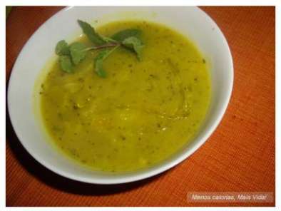 Receita Sopa de couve lombarda com açafrão-da-índia e hortelã
