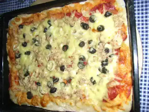 Receita Pizza de atum e chouriço e pizza de frango e anánas.