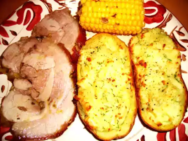 Receita Lombo de porco assado no forno com batatas assadas recheadas e milho doce